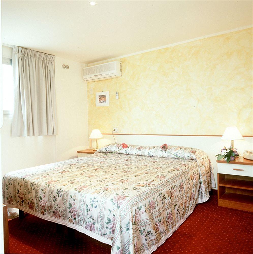 Hotel Mirabella Риччоне Екстер'єр фото